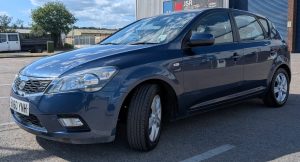 Front three-quarter view of a blue 60-plate Kia Ceed for sale.